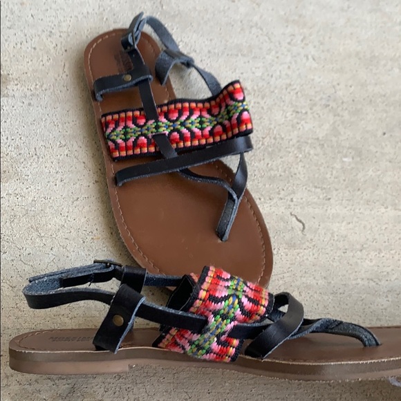 Cute pair of summer sandals - Picture 2 of 3